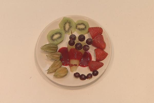 Speels egeltje: gepocheerde peer met vers fruit
