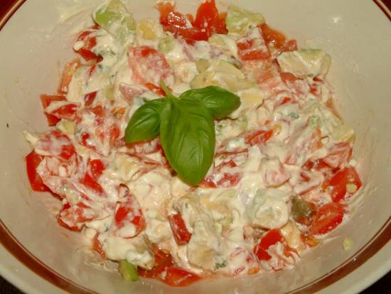 Avocadopeer en tomaat salade met mayonaisesaus recept ...