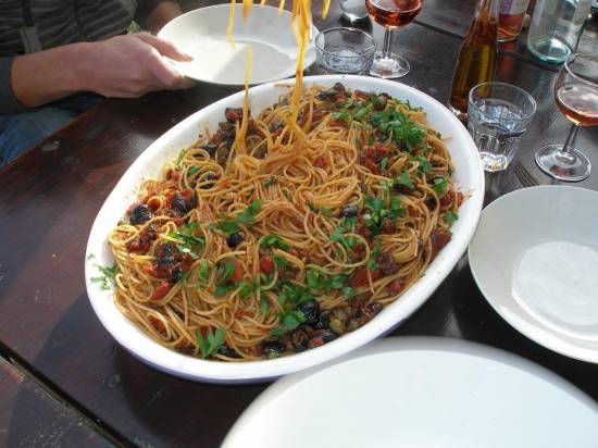 Spaghetti puttanesca (hoerenpasta) recept