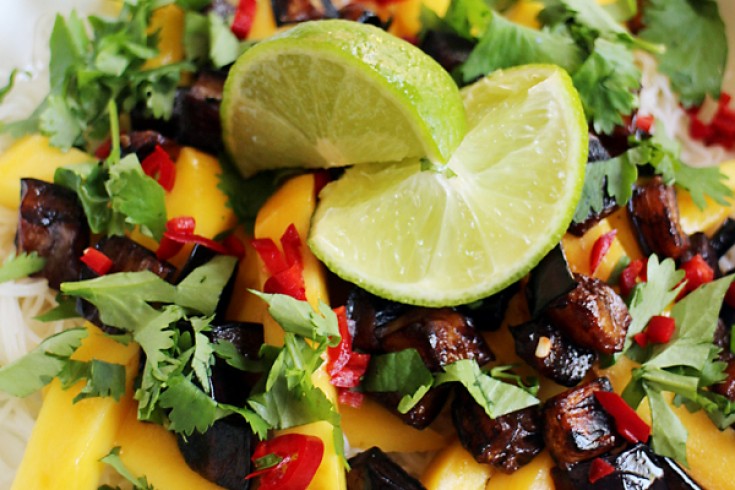 Thaise mihoensalade met mango, aubergine en koriander