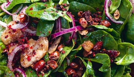 Pita of salade met spinazie, dadels, rode ui en geroosterde
