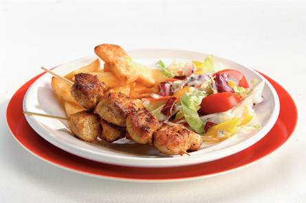 Curry-kalkoenspiezen met frites en salade