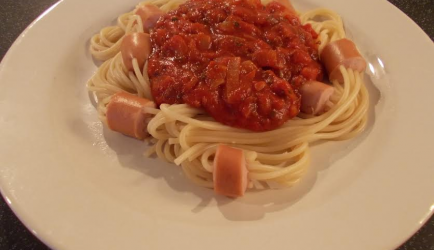 Budget spaghetti met knakworst recept