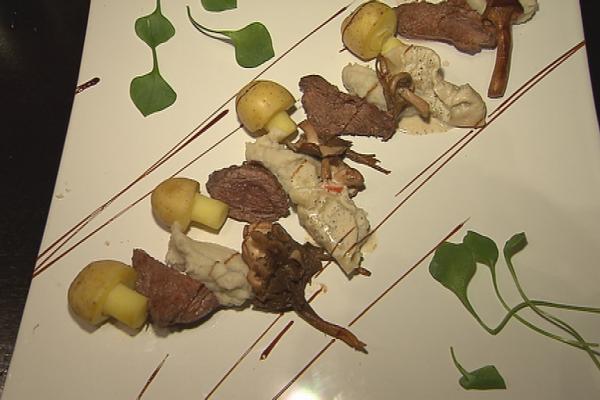 Mozaïek van everzwijn met truffelsaus, champignonkrieltjes, verse ...