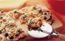 Pizza met uiringen, ansjovis en olijven recept