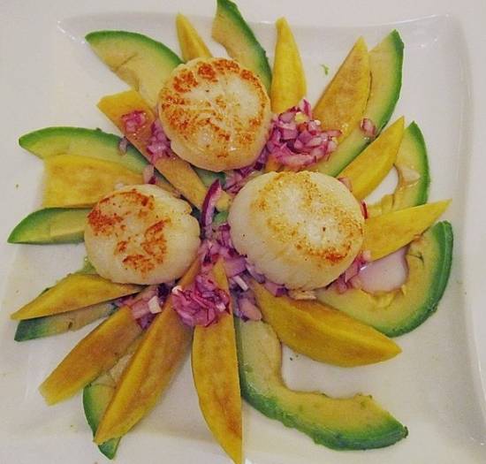 Coquilles op een bedje van avocado-mango met uienvinaigrette ...