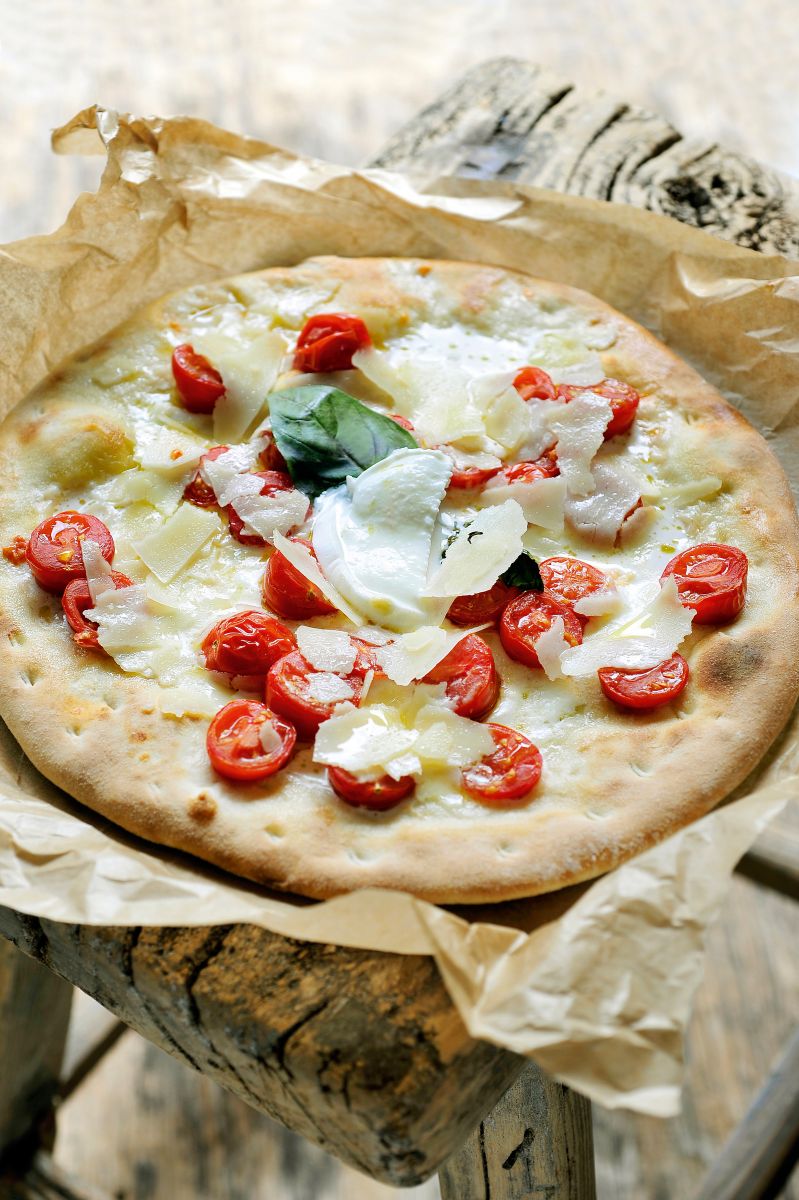 Recept 'pizza met kerstomaatjes, buffelmozzarella en parmezaan ...