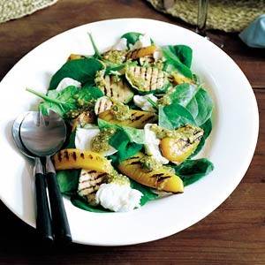 Spinaziesalade met gegrilde groenten recept