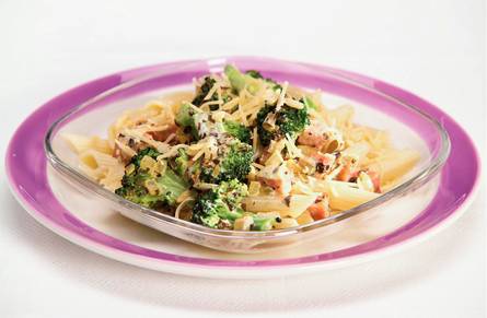 Pasta pesto met broccoli en ham