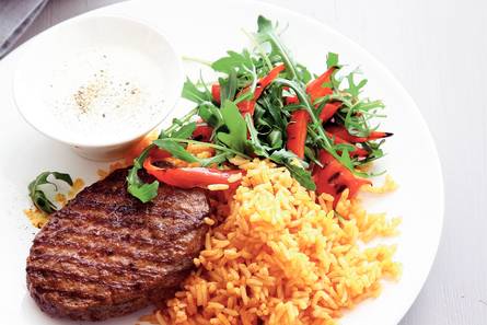 Steak du boeuf met rijst en paprikasalade