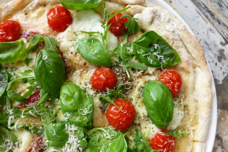Homemade pizza bianca met salami