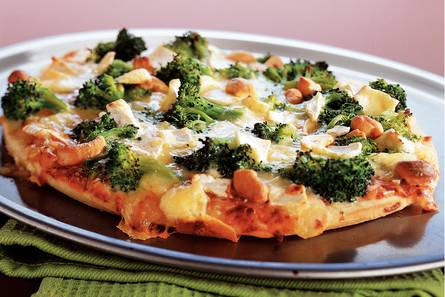 Pizza met broccoli en brie