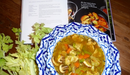 Pikante currysoep met kip en groenten recept