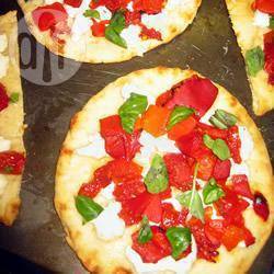 Pizza met zongedroogde tomaatjes, paprika en geitenkaas recept ...
