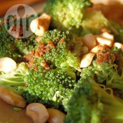 Broccoli met cashewnoten en kruidenboter recept