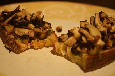 Bruschetta`s met truffelcrème en gebakken paddenstoel recept ...