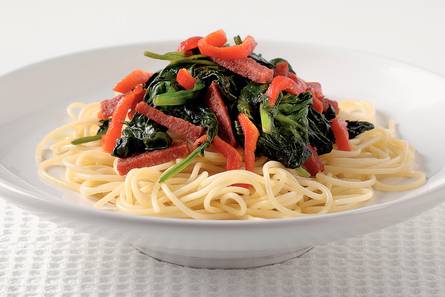 Spaghettini met spinazie en salami