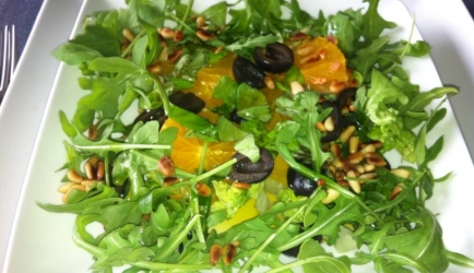 Salade van sinaasappel met olijven en rucola. s (insalata di ...