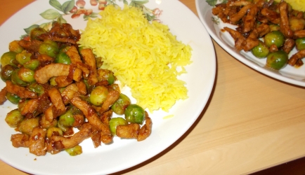 Lekker aziatisch wokken met spruitjes pittig ketjapvlees en gele rijst