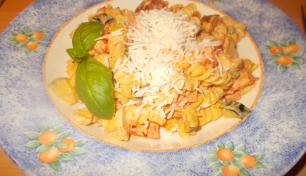 Zalige pasta met kip in een zachte paprikaroomsaus recept ...