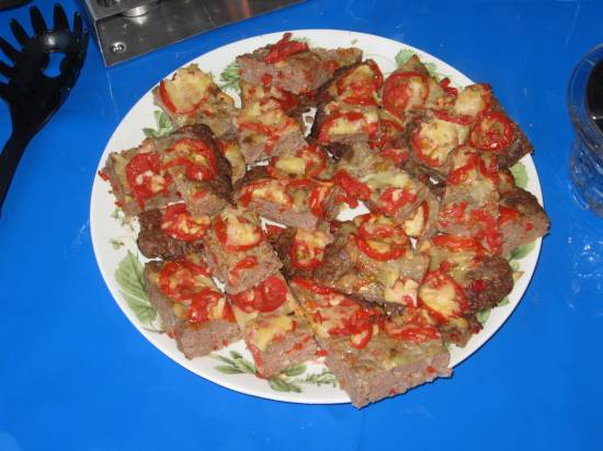 Gehaktpizza met tomaten en kaas recept