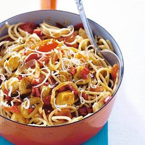 Zomerpasta met kip en tomaat recept