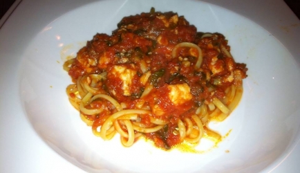 Spaghetti met een basilicumsaus e pangasius. (spaghetti con sugo