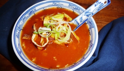 Chinese tomatensoep met omelet en prei recept