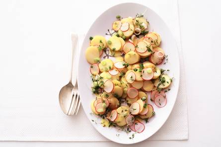 Aardappelsalade en radijs en tuinkers