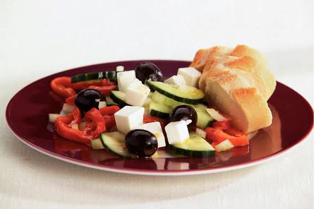 Griekse salade met geroosterde paprika