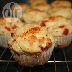Hartige muffins met rode paprika en parmezaanse kaas recept ...