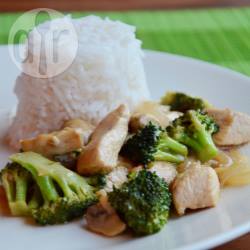 Roergebakken kip met broccoli en kokosmelk recept