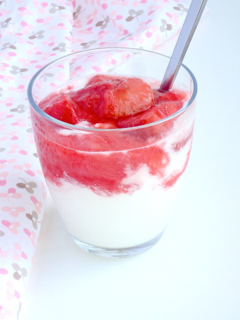 Frozen yoghurt met rabarber-aardbeien compote