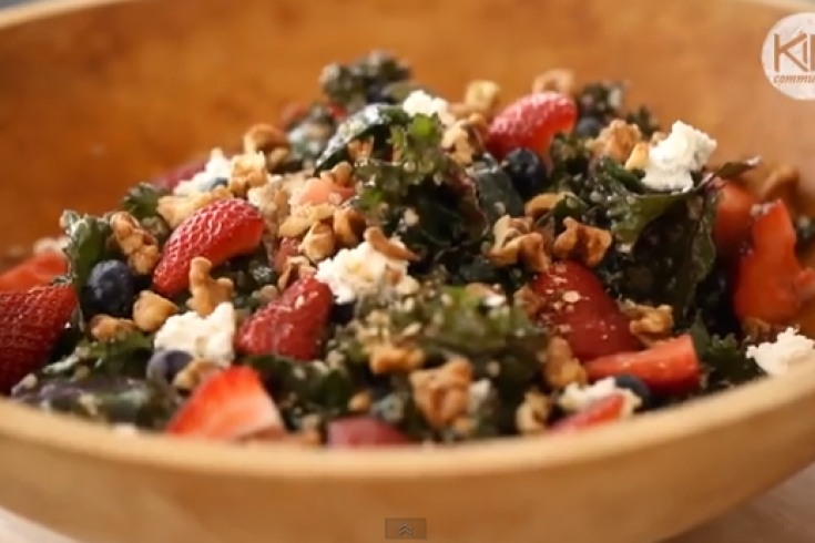 Quinoa salade met boerenkool en aardbeien